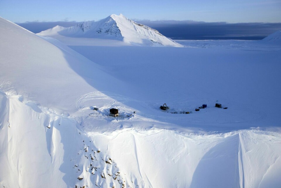 Enorme verdier kan ligge skjult i Holmesletfjella på sørsiden av St. Jonsfjorden.