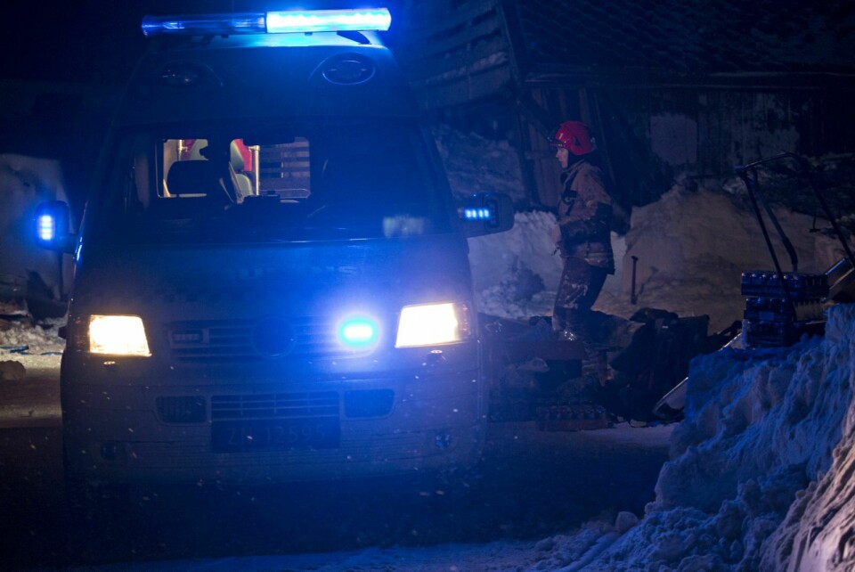 En ambulanse står klar til å frakte skadde fra stedet.