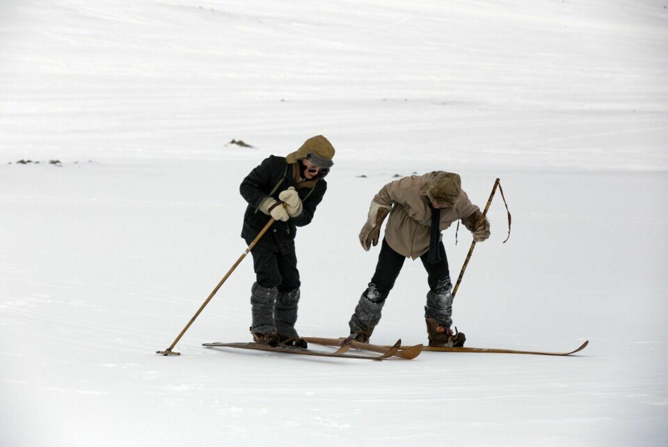 Elias Damli (to the left) and Johannes Breivik struggling their way forward equipped with skis and clothes from the good old days when Fridtjof Nansen made an attempt at reaching the North Pole. The youngsters will be using this equipment. The TV-series is to be aired on NRK Super during next winter.