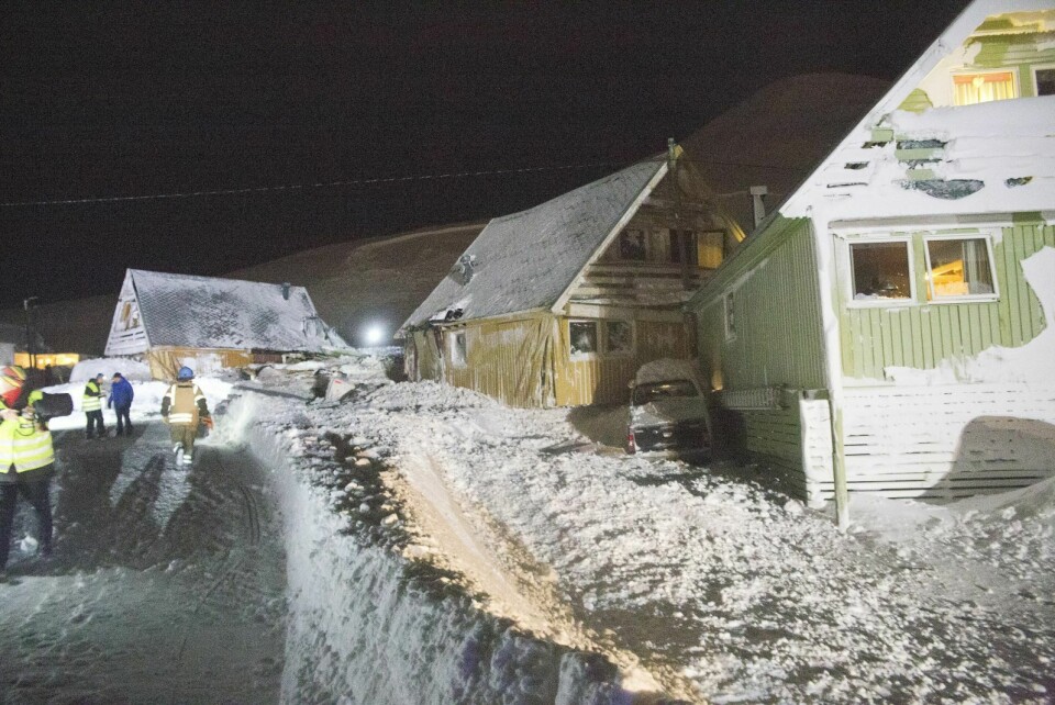 Ti hus ble tatt av ras i Longyearbyen i dag tidlig.