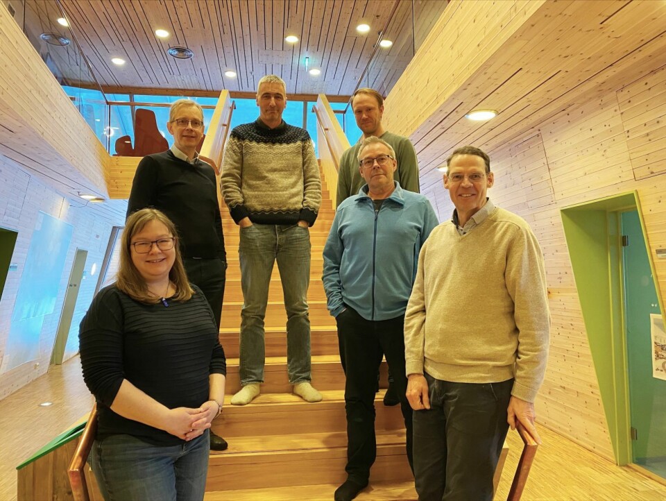 Skal samarbeide: Foran fra venstre: Anna Sjöblom (Professor UNIS), Jack Ødegård (Forskningsdirektør SINTEF), Gijs Breedveld (Forskningsleder UNIS). Bak fra venstre: Jøran Moen (Administrerende direktør UNIS), Jan Morten Ertsaas (Administrerende direktør SNSK), Guttorm Nygård (Leder energi SNSK). Skal samarbeide: Foran fra venstre: Anna Sjöblom (Professor UNIS), Jack Ødegård (Forskningsdirektør SINTEF), Gijs Breedveld (Forskningsleder UNIS). Bak fra venstre: Jøran Moen (Administrerende direktør UNIS), Jan Morten Ertsaas (Administrerende direktør SNSK), Guttorm Nygård (Leder energi SNSK).