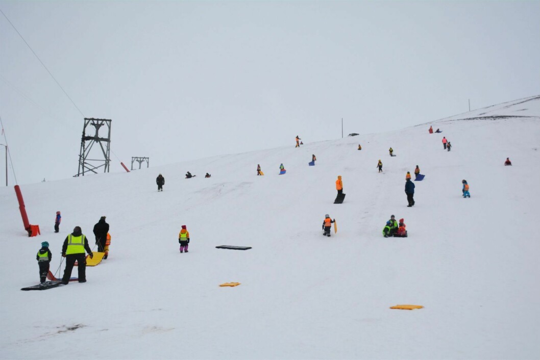 Barn fra Kullungen og polarflokken var samlet i alpinbakken for å markere årets barnehagedag.