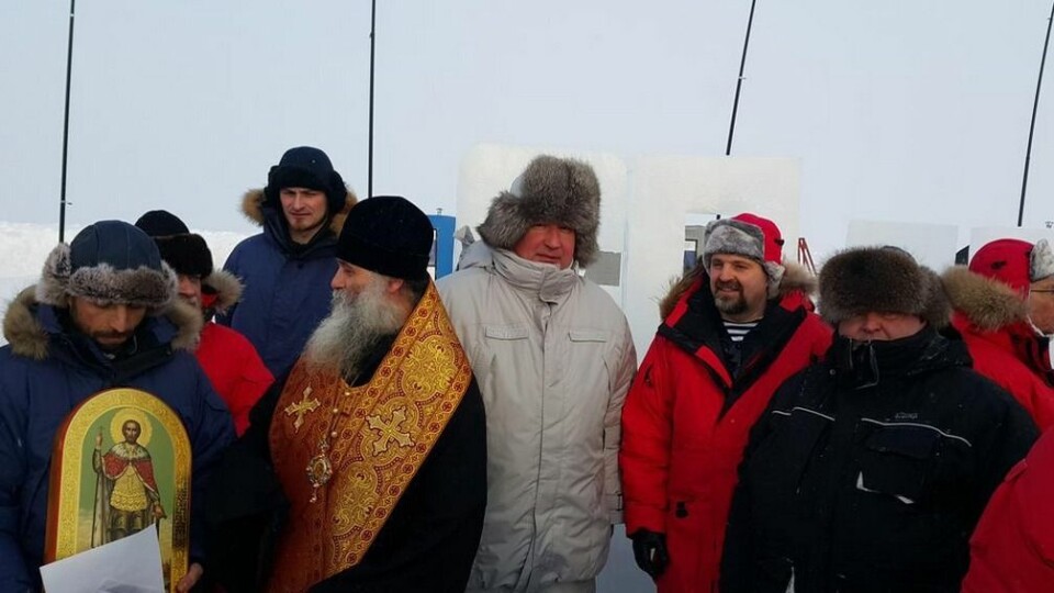 Søndag morgen var russlands visestatsminister på den russiske basen på Nordpolen. Bildet er hentet fra Dimitrij Rogozins Twitter-konto.