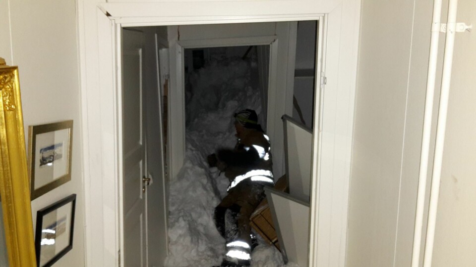 Redningsmannskapene jobber på spreng inne i boligen, som er fylt av snø. Redningsmannskapene jobber på spreng inne i boligen, som er fylt av snø.