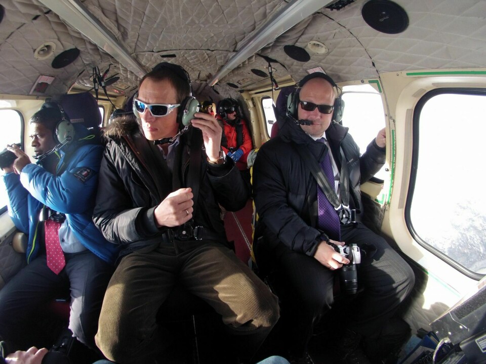 Minister of Justice, Anders Anundsen (right) will not present the new white paper of Svalbard before next spring. The picture is taken on board the Governor's helicopter on the way to Ny-Ålesund.