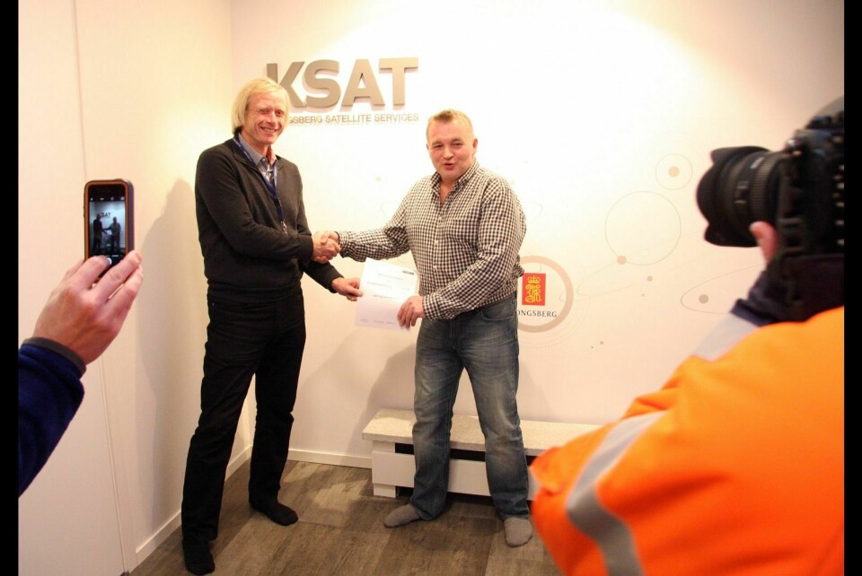 Administrerende direktør Rolf Skatteboe i KSAT og LNSS-direktør Frank Jakobsen tar hverandre i handa etter signeringen.