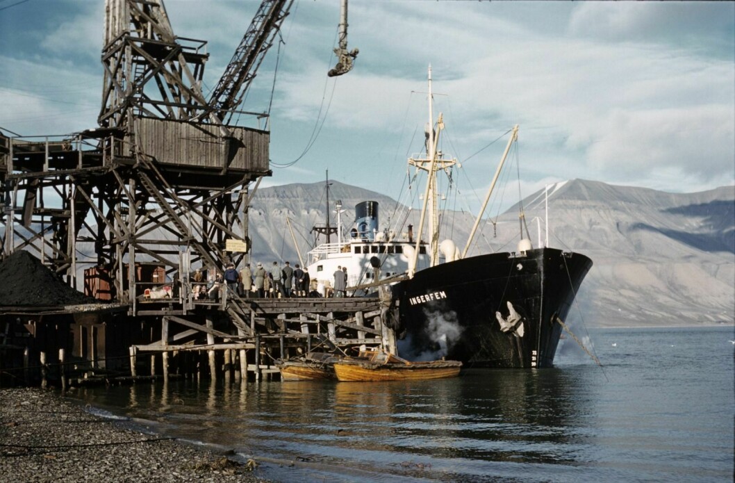 «Ingerfem» var eid av Kjødes rederi og fraktet kull, gods og passasjerer mellom Svalbard og fastlandet.