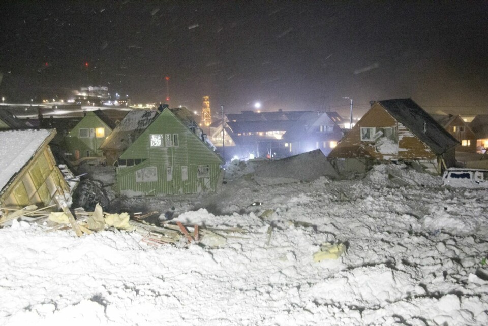 Fra rasområdet i ettermiddag. Nå samles folk i sorg i Longyearbyen. Fra rasområdet i ettermiddag. Nå samles folk i sorg i Longyearbyen.