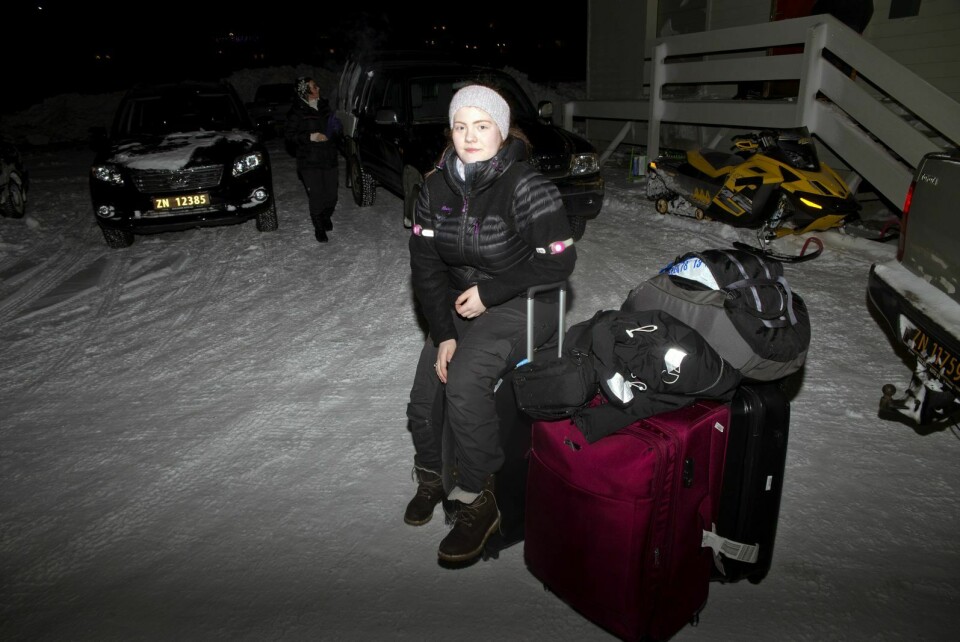 Amalie Henriksen er sterkt preget av skredulykken lørdag. Mandag fikk hun hente eiendeler i huset sitt som hun er evakuert fra. Nå venter juleferie på fastlandet.