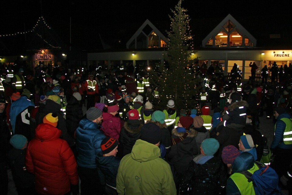 Gledet seg: Store og små sang av full hals da de gikk rundt juletreet på torget midt i Longyearbyen.