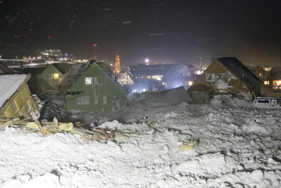 Mange hus ble knust til pinneved i skredet. Folk grov desperat etter savnede i de enorme snømassene. Mange hus ble knust til pinneved i skredet. Folk grov desperat etter savnede i de enorme snømassene.