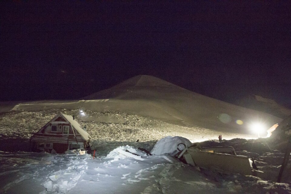 Geologene er i bakgrunnen på vei opp mot bruddkanten til raset. Geologene er i bakgrunnen på vei opp mot bruddkanten til raset.
