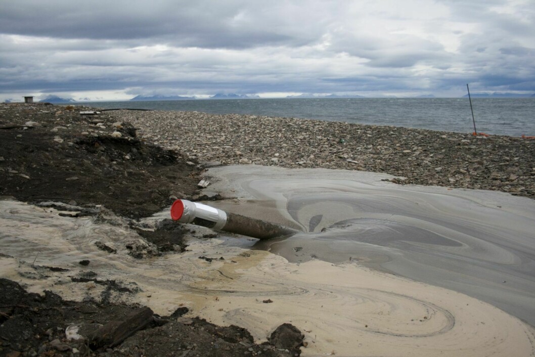Svalbardfiber: Dette er det ene røret for de to kablene som ble lagt fra Hotellneset til Ny-Ålesund.