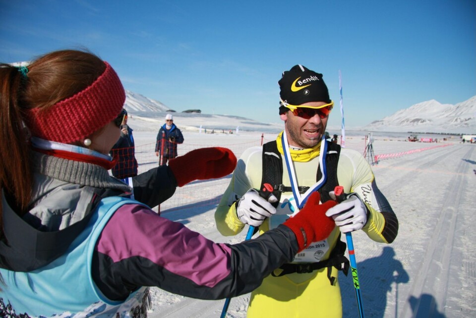Joahn Kjølstad var raskest i år. Her mottar han medalje rett etter målgang.