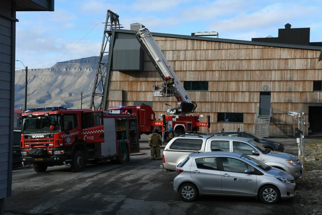 Brannmannskap på vei opp på taket i stigebil.
