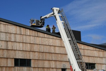 Brannmannskap på taket på kulturhuset.