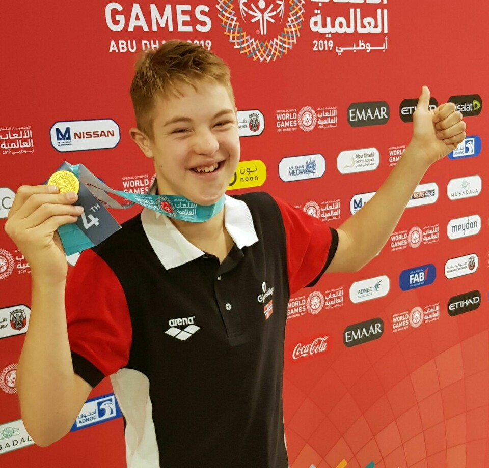 Trym Eide Aunevik er godt fornøyd etter en 4. og 5. plass i de første øvelsene under Special Olympics i Abu Dhabi, som ligger i de Forente Arabiske Emirater.