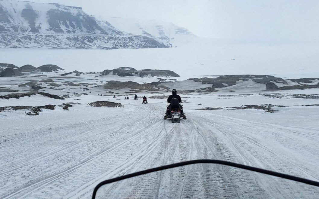 Med ti ukers behandlingstid blir det praktiske utfordringer for reiselivsaktørene på Svalbard.