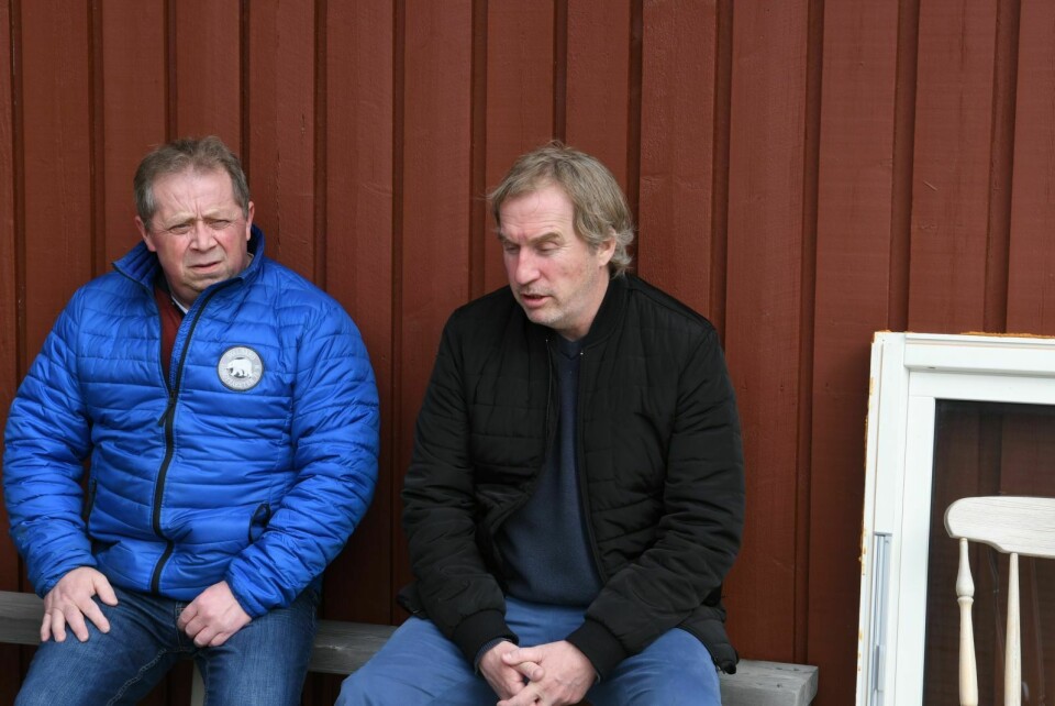 Morten Helliksen som bor i leiligheten eid av  Coop Svalbard til venstre og Jon  Bautz bor begge iden øverste husrekken i Lia som kommer til å bli evakuert når snøen legger seg igjen. Det haster å få en avklaring på om de får erstatning for  boligene.