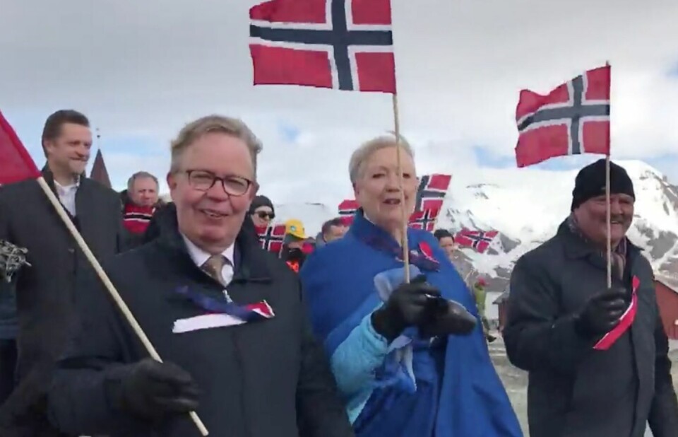 17.mai-feiring i vind og sol