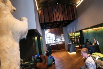 ISBJØRN: Det eneste som er tatt vare på fra forrige utgave av lobbyen, er den utstoppede isbjørnen. ISBJØRN: Det eneste som er tatt vare på fra forrige utgave av lobbyen, er den utstoppede isbjørnen.