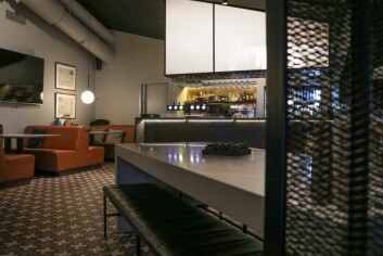 PUBEN: Hotellet mener de har fått en stil på Barentz Pub som fortsatt gjør det til et sted der det er attraktivt å møtes, også for de fastboende. PUBEN: Hotellet mener de har fått en stil på Barentz Pub som fortsatt gjør det til et sted der det er attraktivt å møtes, også for de fastboende.