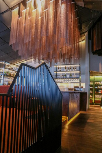 FJELL: Skilleveggene i restauranten har samme profil som fjellene du ser ut av vinduet. FJELL: Skilleveggene i restauranten har samme profil som fjellene du ser ut av vinduet.