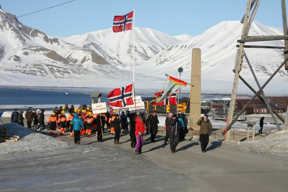 I iskald vind marsjerte verdens nordligste 1. mai-tog mot Longyearbyen sentrum.