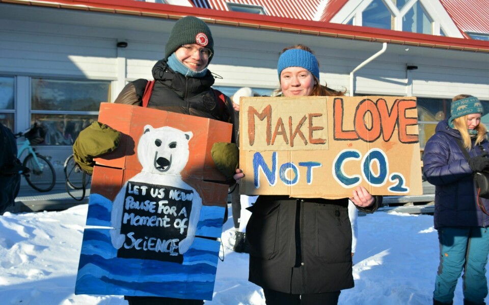 Bergfrid Høgås Skjeveland og Linnea Sørum sier de føler skam over mye de påvirker klimaet bare ved å bo på Svalbard.