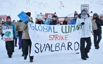 Fredag samlet flere av Longyearbyens innbyggere seg utenfor Lompensenteret for å marsjere for klimaet. Fredag samlet flere av Longyearbyens innbyggere seg utenfor Lompensenteret for å marsjere for klimaet.