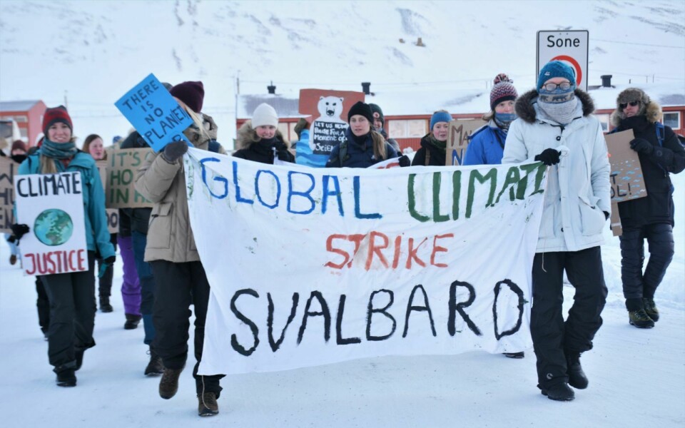 Fredag samlet flere av Longyearbyens innbyggere seg utenfor Lompensenteret for å marsjere for klimaet.