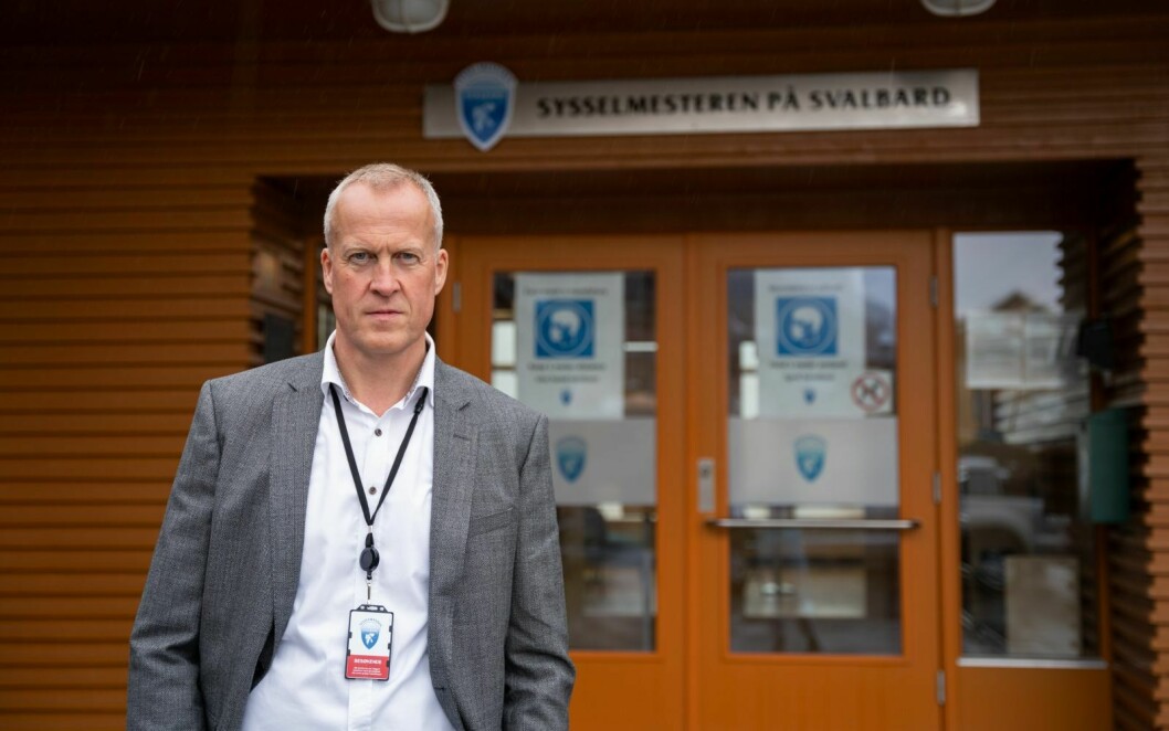 Sysselmester Lars Fause sier til Svalbardposten at våpenloven stiller særdeles strenge vilkår, som krever skikkelig og korrekt saksbehandling.