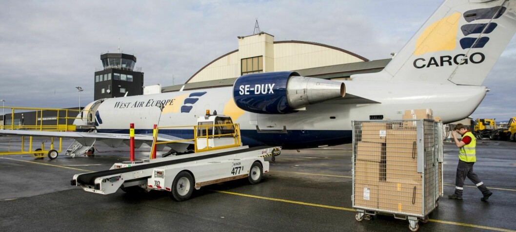Innstiller postflyet til Longyearbyen etter styrt i Sverige