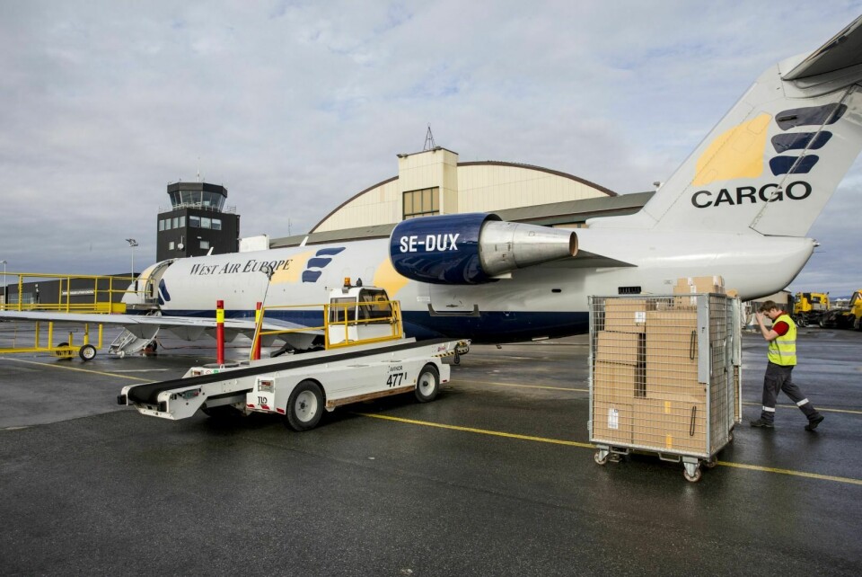 Det var dette postflyet fra West Air som styrtet underveis fra Oslo til Tromsø. Her leverer det post på Longyearbyen lufthavn i fjor sommer.