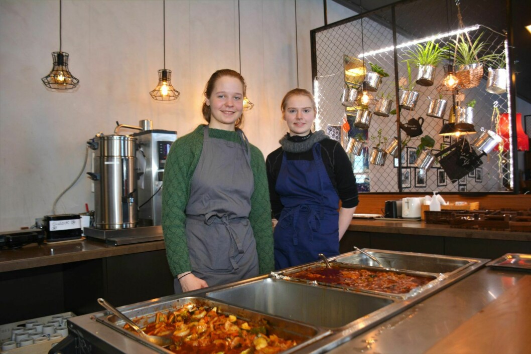 KJØKKENTJENESTE: Da Svalbardposten var innom Svalbard Folkehøgskole var det Charlotte Moritz (19) og Vilde Hagen (19) som hadde kjøkkentjeneste. Utenom å servere og vaske er det deres ansvar å legge ut melding på Facebook om det er mat til overs.