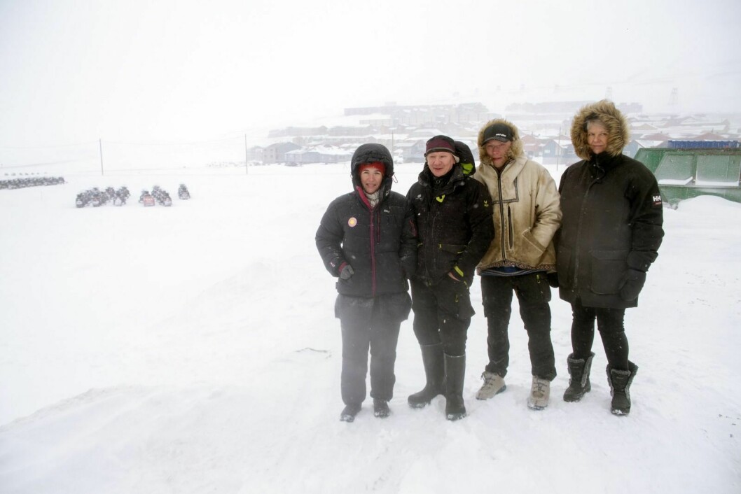 De bor i Vei 238 og er misfornøyd med at Hurtigruten Svalbard har fått gjennomslag for å få parkere snøskutere ved Forskningsparken. Torunn Winsnes (f.v.), Kåre Johansen, Stefan Claes og Eva Therese Jenssen. Fire andre klagere kunne ikke møte til bildet.