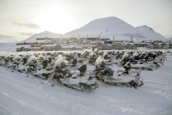 Beboerne plages av støy og eksos når hundrevis av snøskutere trafikkerer området like ved boligene deres i Vei 238 (de nærmeste husene i bakgrunnen).
