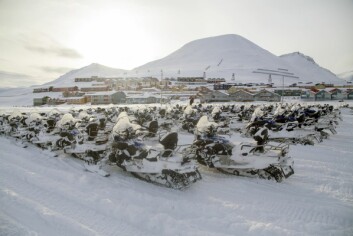 Beboerne plages av støy og eksos når hundrevis av snøskutere trafikkerer området like ved boligene deres i Vei 238 (de nærmeste husene i bakgrunnen). Beboerne plages av støy og eksos når hundrevis av snøskutere trafikkerer området like ved boligene deres i Vei 238 (de nærmeste husene i bakgrunnen).