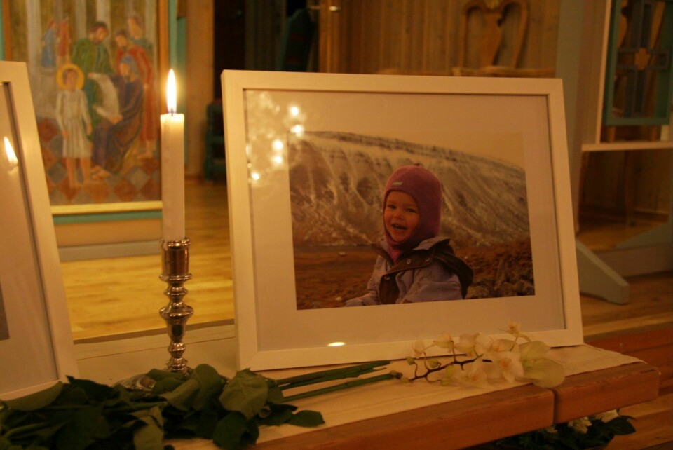 Nikoline Røkenes var ei glad jente. Hun ble bare to år gammel. Bildet er tatt i forståelse med familien.
