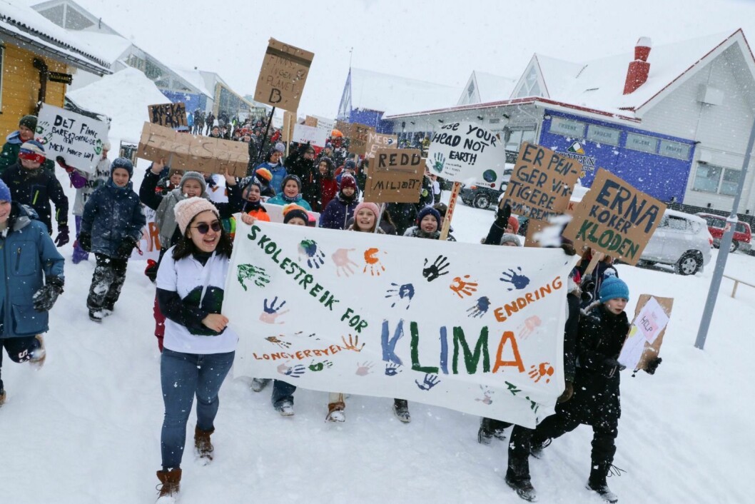 STREIKET: Det var mange barn og unge fra Longyearbyen skole som protesterte mot det de mener er en for slapp norsk klimapolitikk.