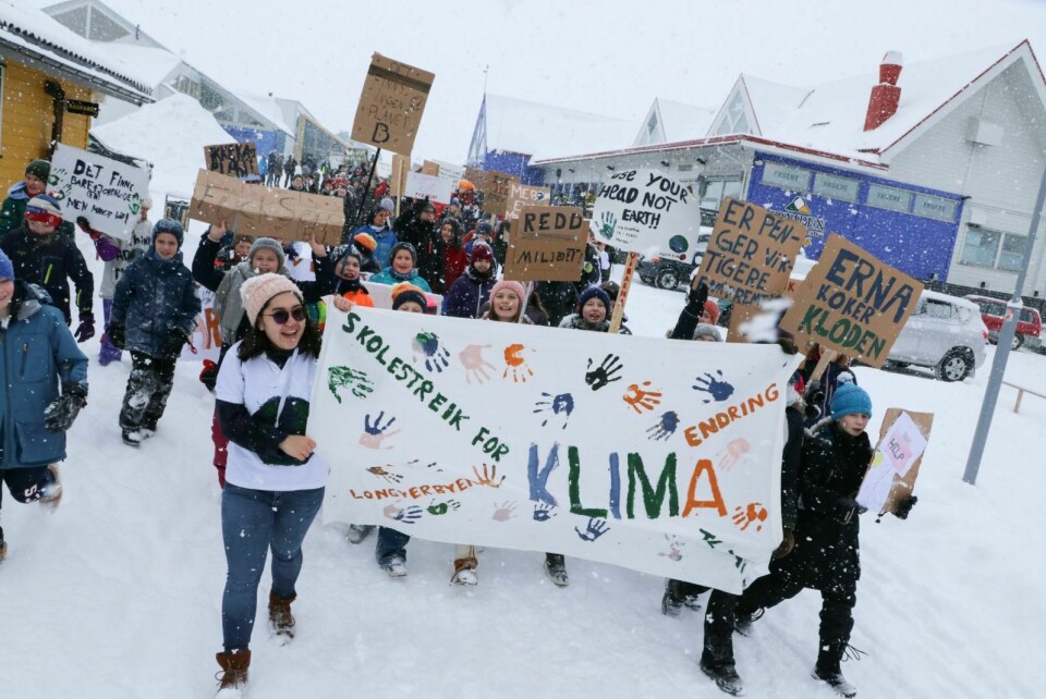 STREIKET: Det var mange barn og unge fra Longyearbyen skole som protesterte mot det de mener er en for slapp norsk klimapolitikk.