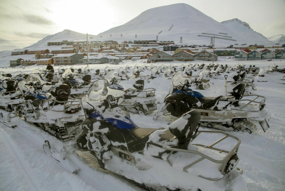 En kort periode har reiselivsoperatører parkert snøskuterne sine på dette området øst for Unis, etter å ha fått lov til det av Longyearbyen lokalstyre. Nå har Sysselmannen omgjort LLs vedtak i saken, og skuterne må derfor fjernes.