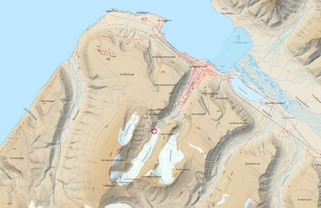 LONGYEARBREEN: Onsdag ettermiddag rykket Sysselmesteren til Longyearbreen etter at en i et skuterfølge skal ha skadet seg. LONGYEARBREEN: Onsdag ettermiddag rykket Sysselmesteren til Longyearbreen etter at en i et skuterfølge skal ha skadet seg.