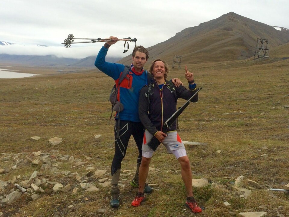 Espen André Øverdal (t.h.) og Ronny Lauritz Berntsen brukte i overkant av seks timer på ti fjelltopper. Øverdal mener den uoffisielle rekorden er mulig å slå, men at det garantert vil være slitsomt. Her er de to avbildet etter målkomst nedenfor Lindholmhøgda.
