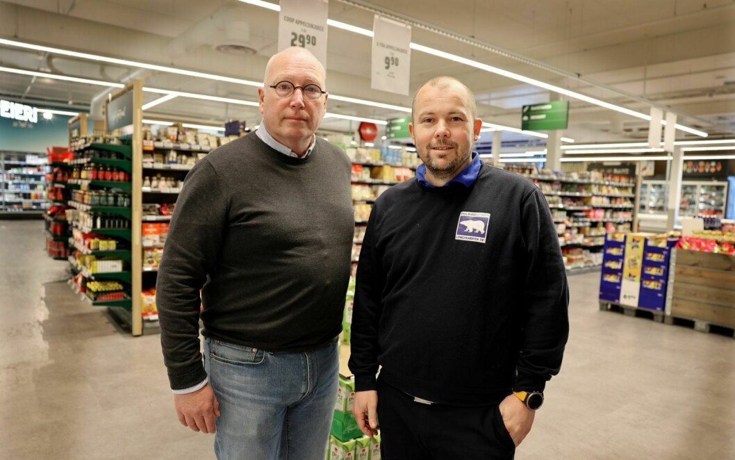 Administrerende direktør Ronny Strømnes (t.v.) og butikksjef Erik Bratli Hansen i Coop Svalbard sier at de stadig jobber med å få ned prisene.