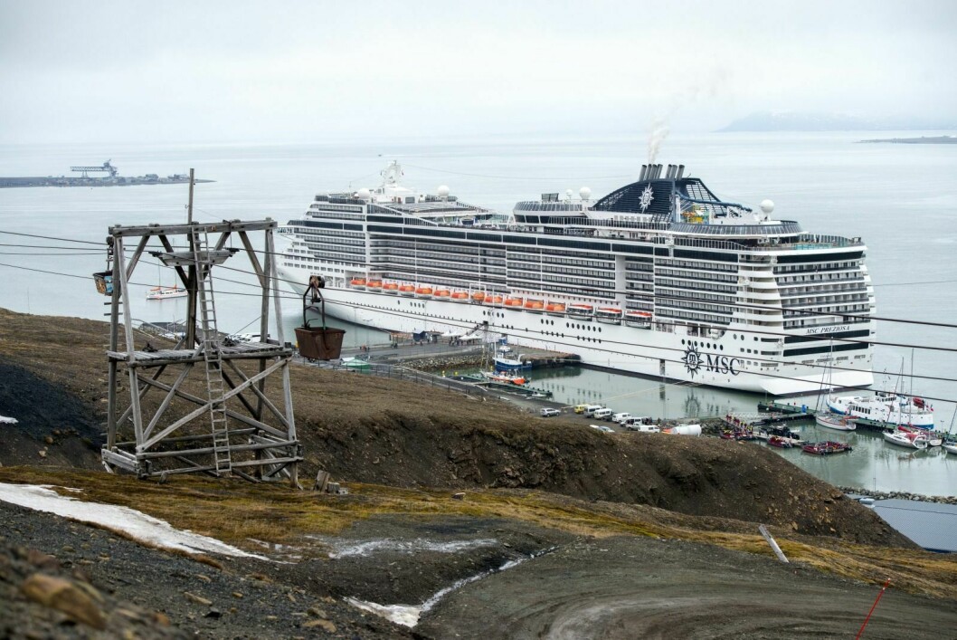Cruiseskipet MSC «Preziosa» med sine 4.000 gjester som et av eksemplene på hvor mye penger turismen tilfører Longyearbyen.
