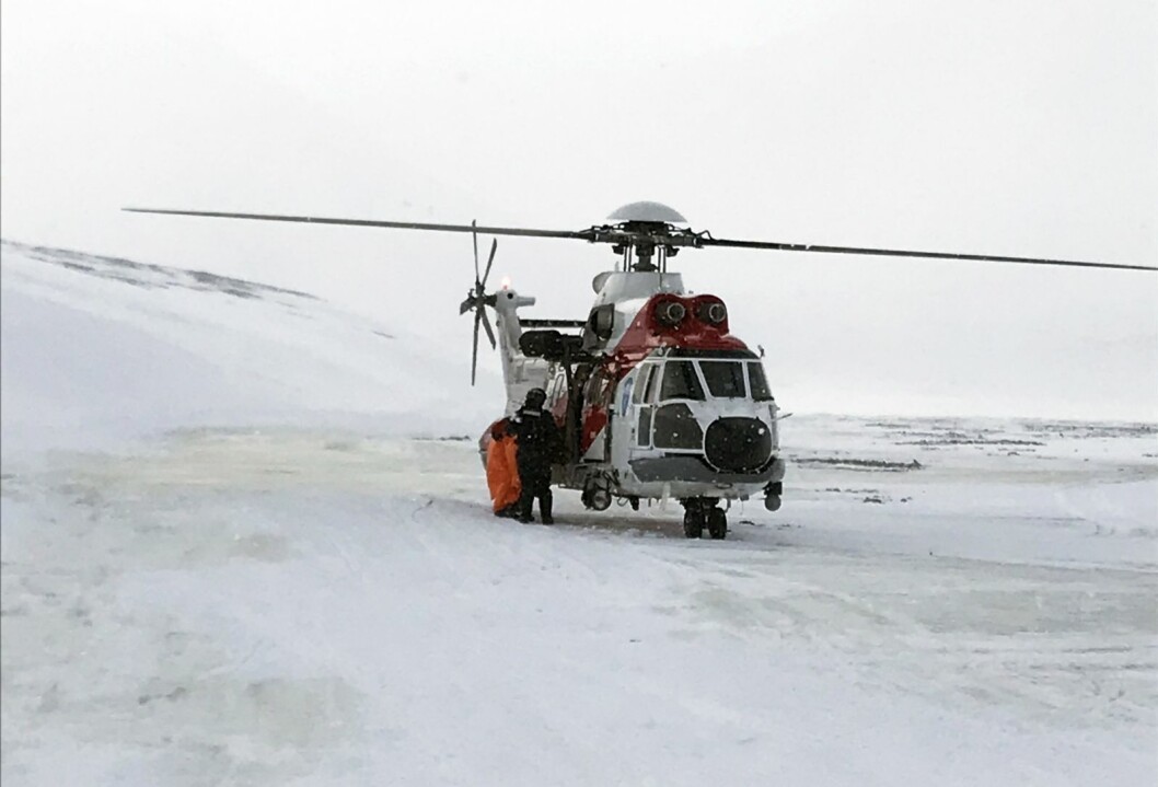 Hentet: Kvinnen hjelpes her om bord i helikopteret. Hun ble hentet nederst i Colesdalen og fløyet til sykehus. Hentet: Kvinnen hjelpes her om bord i helikopteret. Hun ble hentet nederst i Colesdalen og fløyet til sykehus.