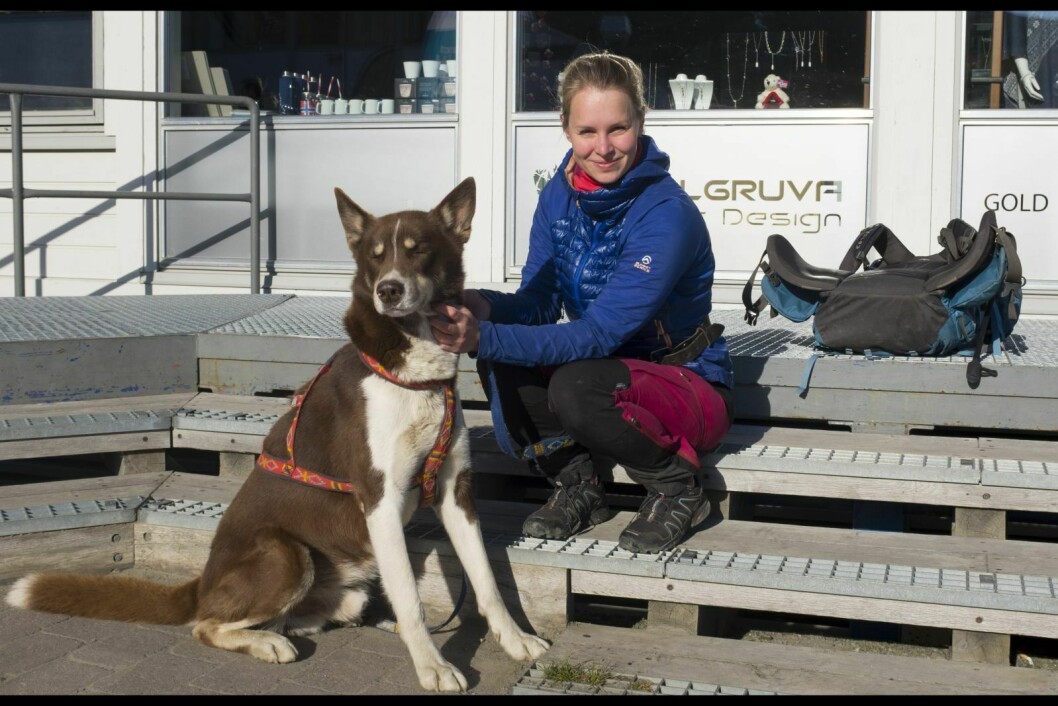 Victoria Windstad og hunden Sjoko før starten av årets Topptrimutfordring.