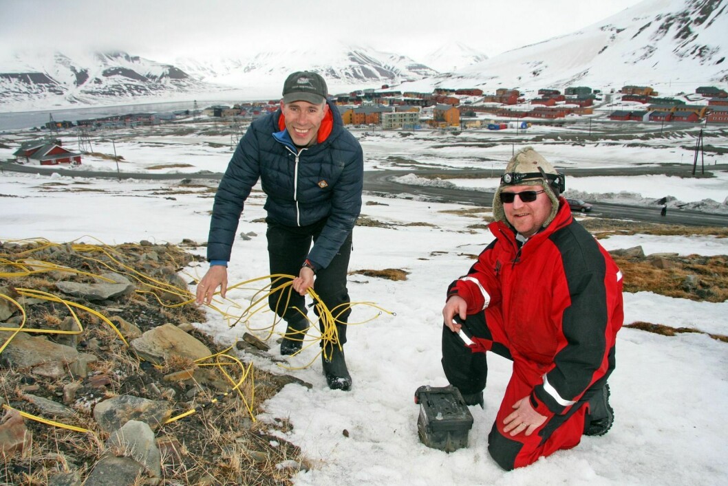 Per Nilssen og Roger Jensen vekket Longyearbyen med salutt klokka 7 på 17. mai-morgenen.