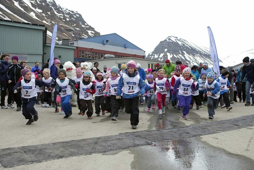 Svalbard Turn har en finger med i spillet nesten uansett hvilken aktivitet det gjelder i Longyearbyen. Idrettslaget er foreslått som «Årets svalbardianer».Bildet er fra Spitsbergen Marathon i 2014.